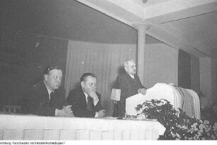 Dresden. Deutschlandpolitik. Treffen mit Vertretern aus der BRD unter Teilnahme des Oberbürgermeisters Walter Weidauer, um einen Friedensvertrag mit beiden deutschen Staaten zu erzwingen, 1955