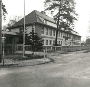 Cottbus, Käthe-Kollwitz-Straße 1-6. Hotelkomplex "Branitz", Wohngebäude (ehemalige Gendarmeriekaserne, um 1935)