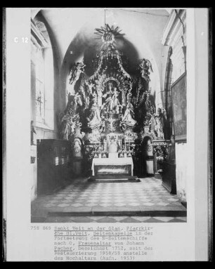 Frauenaltar: Thronende Madonna umgeben von Engeln und Heiligen