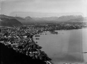 Bregenz : Blick von einer Anöhe auf die Stadt Bregenz, den Bodensee und die Berge im Hintergrund.