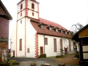 Ansicht von Nordosten mit Kirchturm (Renaissance) und Langhaus (18 Jhd) in (ehemaligen) Kirchhof