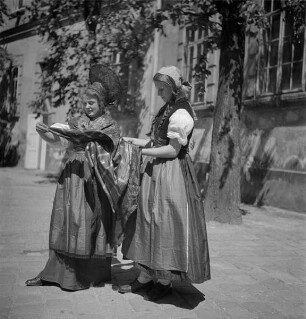 Zwei junge Frauen in Tracht