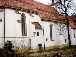 Ansicht von Norden mit Kirche (Spätgotischer Nauebau) über Chor und Langhaus in Übersicht
