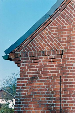 Fritz-Berodt-Straße 7-9: Hofanlage: Haus Nr. 7 [Haus am Teich]: Giebelseite, Detailaufnahme: Ecklisene, Ortgang