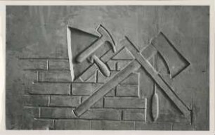 Relief Berufssymbol Maurer, Bauhandwerker: Backsteinmauer, Kelle, Hammer, Beil, Winkel, Lot: Tonmodell