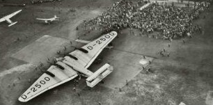 Flugplatz Dresden-Heller, Verkehrsflugzeug Junkers G-38 und weitere Flugzeuge mit Besuchern vor dem Abfertigungsgebäude, Luftbild-Schrägaufnahme
