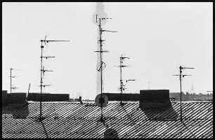 Dach mit Antennen und Fernsehturm