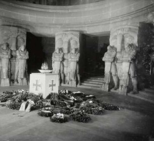 Leipzig, Völkerschlachtdenkmal : Leipzig. Völkerschlachtdenkmal. B. Schmitz, C. Thieme. Krypta mit Schicksalsmasken und Totenwächtern (F. Metzner) und mit Kränzen für eine NS-Trauerfeier