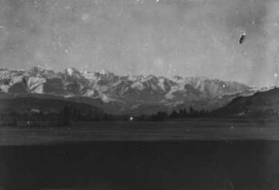 Gebirgszug : Panorama einer Ebene vor einem schneebedeckten Gebirgszug im Tian Shan Hochgebirge