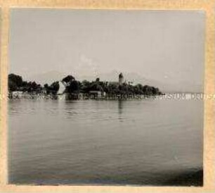 Blick auf die Insel Frauenwörth am Chiemsee