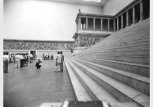 Besucher im Pergamonsaal im Pergamonmuseum
