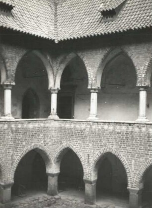 Heilsberg (Lidzbark Warminski), Burg Heilsberg (Zamek biskupi w Lidzbarku Warmińskim), ehemalige Residenz der ermländischen Bischöfe. Innenhof, Arkaden