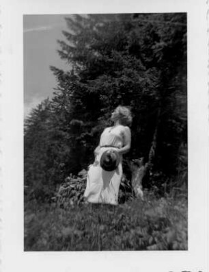 Hildegard Ostkamp-Blumer (1909-2001; Sopranistin), Ehefrau des Komponisten Theodor Blumer (1881-1964), in Wanderbekleidung auf einem Wanderweg nach Walserschanz im Kleinwalsertal. Fotografie, Juli 1938