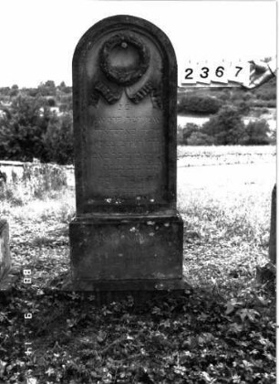 Grabstein 2367 (Index: 100097567) Maße HxBxT: 155x53x22 cm Symbolik: Trauerkranz: Grabstein 2367