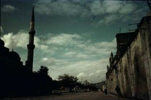 [Istanbul: Straße, links Minarett, rechts alte Mauer, im Hintergrund Moschee]