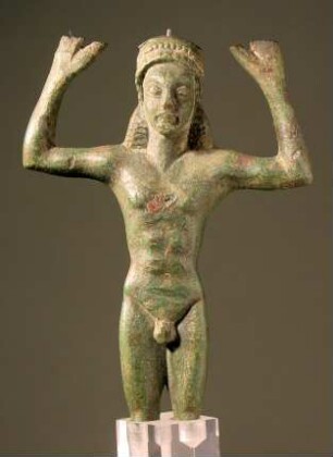 Archaische Jünglingsfigur mit erhobenen Armen, Griff von einem Gefäß (Fragment vom Griff einer sog. Pfanne oder Griffschale)