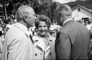 Bernau: Preisträgerin 1971, Irma Grabhorn mit Altbundeskanzler Kiesinger und Senatspräsident Dr. Schwoerer
