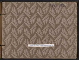 Familienalbum 1919-1925 : Familienalbum 1919-1925. Kartoneinband, geprägt mit Kordelbindung; 24,5 x 32 x 1 cm (um 1923). Dresden: SLUB/DF 2017.D.27