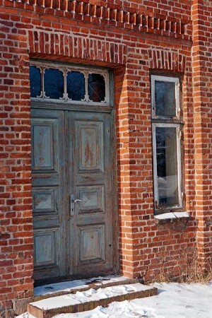 Viertbruch (25): Bauernhaus aus Backstein mit umlaufendem Gesims: Traufseite: Detailaufnahme: Eingangstür mit Oberlicht