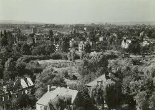 Dresden-Südvorstadt. Blick vom Turm der Arbeiter- und Bauern-Fakultät der Technischen Hochschule an der Teplitzer Straße nach Nordwesten in Richtung Hauptbahnhof, Kraftwerk, Innenstadt und Elbtal : Dresden Hauptbahnhof