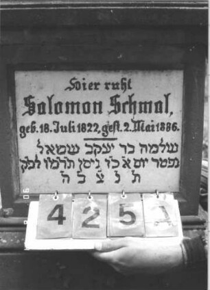 Grabstein 425 (Index: 99787675) Material: Sandstein und Marmor Zustand: leicht beschädigt Maße HxBxT: 239x66x50 cm Besonderheit: Schrift schwarz: Grabstein 425A