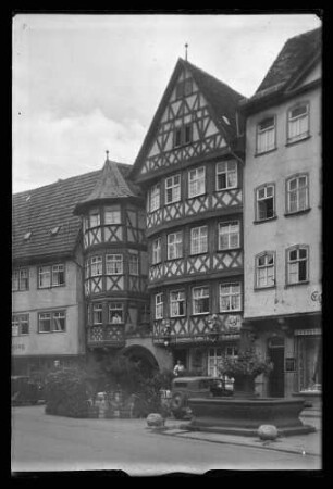 Marktplatz 12, Cafe Hahn und Marktplatzbrunnen
