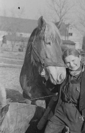Reportage vom Volksgut Struppen : Mädchen mit einem Pferd