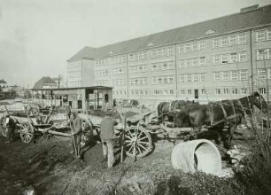 Güstrow,Trotschestraße 8. Knabenvolksschule (um 1935). Baustellenberäumung an der Hofseite mit Pferdegespann und Kastenwagen