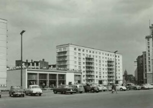 Berlin, Karl-Marx-Allee, Kunst im Heim und neuer Wohnblock