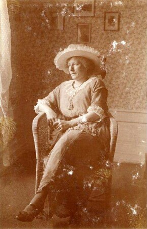 Privatalbum mit Karlsruher Motiven. Unbekannte Frau