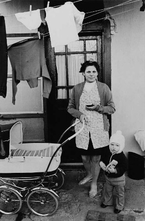 Frau mit Kinderwagen und Kleinkind