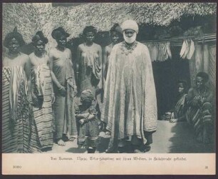Aus Kamerun. Njoja, Tikar-Häuptling mit seinen Weibern, in Fullahtracht gekleidet.