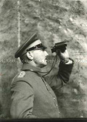 Aufnahme eines Militärs mit Fernglas