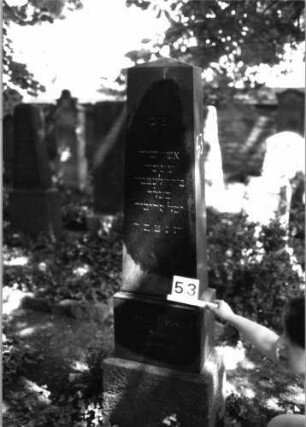 Grabstein 53 (Index: 100082096) Material: Granit Zustand: gut Maße HxBxT: 176x50x31 cm Beschreibung: Obelisk, Doppelsockel Steinmetz: Löffler: Grabstein 53