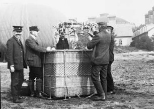 Eine Fahrt im Luftballon : Dresden-Reick. Eine Fahrt im Luftballon. Knebelrichten (im Hintergrund das Gasometer)