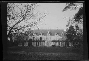 Coucy-lès-Eppes (Dep. Aisne, Frankreich): Schloss ("Divisions-Stab") (Vorderansicht mit Zufahrt)