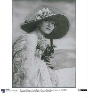 Hertha Bibo mit Hut von Claire Golsch