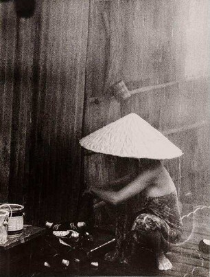 Iban-Frau im Regen, Nord-Borneo