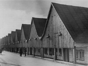 Schömberg (heute:Chełmsko Śląskie) in Niederschlesien. Ansicht der historischen Holzlaubenhäuser „Zwölf Apostel“, die als Webersiedlung dienten. Sie wurden 1707 durch die Grüssauer Zisterzienserabtei gestiftet