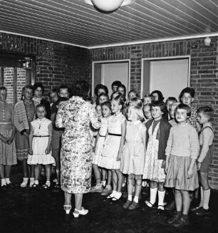 Volksschule: Schultwiete: Erweiterungsbau: Einweihung: Pausenhalle: Schulchor mit Liedvortrag