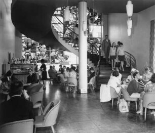 Dresden. Restaurant Szeged, Espresso und Treppe innen