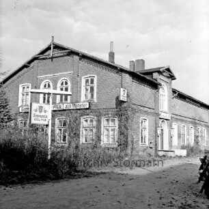 Gasthof zur Tenne: leerstehende ehemalige Gaststätte: vorn links Sträucher: dahinter Gastwirtschaftsschild: rechts Zaun