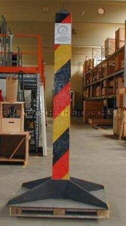 Grenzsäule der DDR, mit Grundplatte