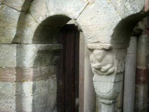 Querhausarm Nord von Norden-Kapellenrest-Biforie mit figürlich ornamentierten Säulenkapitell_03