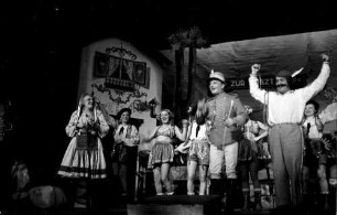 Kabarett der Komiker: Sketch: Die Gulaschfürstin; Rob. Dorsay (hebt Arme hoch); Paul Heidemann und M. Melzler (Girls)