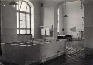 Städtisches Klinikum. Wäscherei - Wäscheeinweichraum