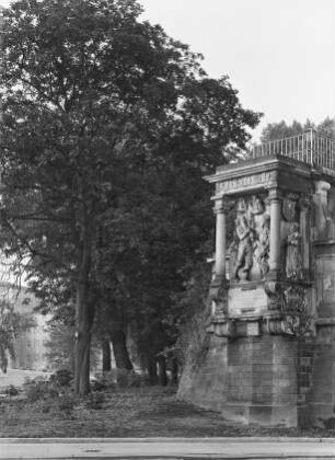 Dresden. Moritzmonument : Dresden-Altstadt, Brühlsche Terrasse. Moritzmonument (1553; Hans Walther II) an der Ecke Jungfernbastei