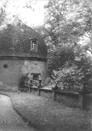 Schloß Hermsdorf bei Dresden (um 1570, Umbau M. 17. Jh. und 1729/1732; G. Bähr; 1758 Aufstockung Ecktürme; Parkanlagen um 1730 und 1764). Bastionsturm und Parkmauer mit Ziervasen. Fotografie von U. Richter, um 1925