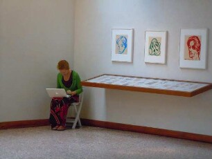 Venedig - Besucherin der Biennale : Besucherin mit einem Laptop betrachtet im kanadischen Pavillon zeitgenössische Kunstwerke in der Biennale von Venedig. Aufgenommen am 6. August 2011