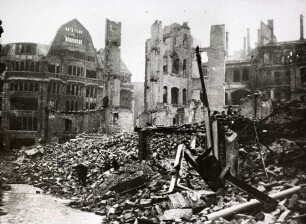 Ruinen in der Fleischergasse und beschädigtes Kaufhaus Knoop am Brühl